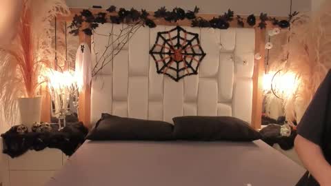 Snapshot of daphne_and_roger chatting on October 20, 2025, 11:32 am daphne_and_roger online show from October 20, 2025, 11:32 am