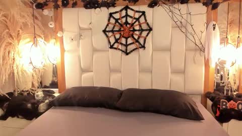 Snapshot of daphne_and_roger chatting on October 31, 2025, 11:00 am daphne_and_roger online show from October 31, 2025, 11:00 am