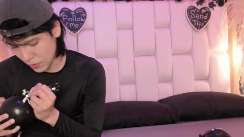 Snapshot of daphne_and_roger chatting on April 16, 2026, 11:22 am daphne_and_roger online show from April 16, 2026, 11:22 am