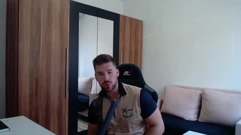 darius_94 online show from April 22, 2026, 4:37 am