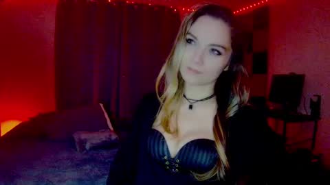 roseredgoddess online show from September 17, 2025, 1:51 am