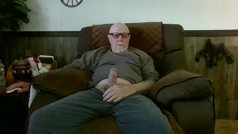 Snapshot of dave571960 chatting on May 17, 2026, 10:33 am dave571960 online show from May 17, 2026, 10:33 am