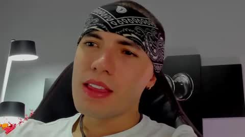 Snapshot of david_jons7 chatting on December 10, 2024, 2:27 am David Jons online show from December 10, 2024, 2:27 am