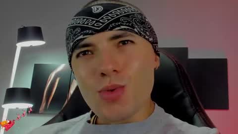 Snapshot of david_jons7 chatting on December 22, 2024, 6:37 pm David Jons online show from December 22, 2024, 6:37 pm