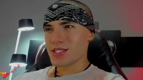 Snapshot of david_jons7 chatting on December 31, 2024, 1:04 am David Jons online show from December 31, 2024, 1:04 am