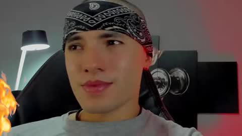 Snapshot of david_jons7 chatting on January 4, 2025, 12:27 am David Jons online show from January 4, 2025, 12:27 am