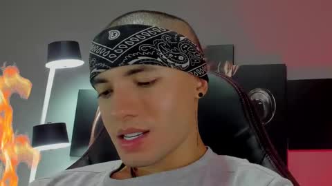 Snapshot of david_jons7 chatting on January 20, 2025, 1:07 am David Jons online show from January 20, 2025, 1:07 am