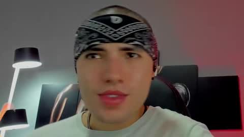 Snapshot of david_jons7 chatting on February 7, 2025, 12:42 am David Jons online show from February 7, 2025, 12:42 am