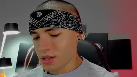 Snapshot of david_jons7 chatting on February 13, 2025, 1:19 am David Jons online show from February 13, 2025, 1:19 am