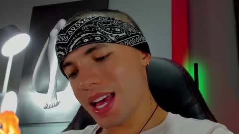 Snapshot of david_jons7 chatting on September 19, 2025, 12:02 am David Jons online show from September 19, 2025, 12:02 am