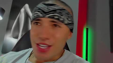 Snapshot of david_jons7 chatting on November 2, 2025, 4:04 am David Jons online show from November 2, 2025, 4:04 am