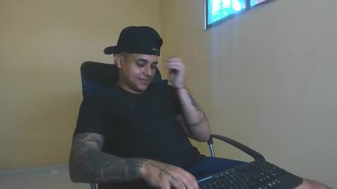 Snapshot of davidlenonn_ chatting on October 23, 2025, 2:49 pm Lennon online show from October 23, 2025, 2:49 pm