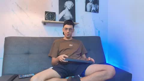 Snapshot of davison_viggiani chatting on July 28, 2026, 1:54 pm DAVISON online show from July 28, 2026, 1:54 pm