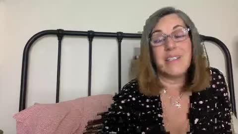 DDMolly online show from April 9, 2026, 3:17 am