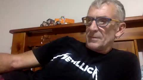 Snapshot of deanofflove2210 chatting on January 18, 2025, 8:20 am deanofflove2210 online show from January 18, 2025, 8:20 am