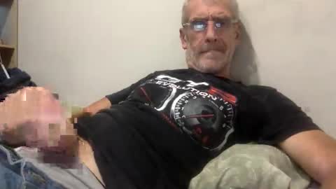 deanofflove221000 online show from April 14, 2026, 8:31 am