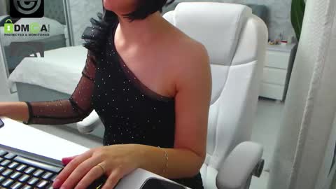 Elly online show from October 7, 2025, 8:44 am