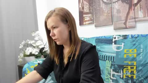Snapshot of dear_hollyy chatting on May 13, 2026, 2:09 am Holly online show from May 13, 2026, 2:09 am