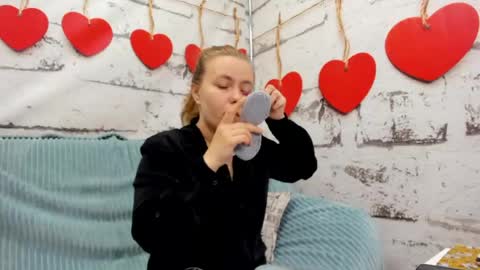 Snapshot of dear_hollyy chatting on May 19, 2026, 1:22 am Holly online show from May 19, 2026, 1:22 am