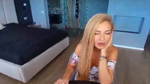 Snapshot of debralee chatting on July 28, 2026, 9:15 am Monique online show from July 28, 2026, 9:15 am