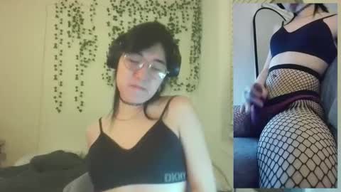 deciduousdoll online show from December 5, 2025, 7:06 am