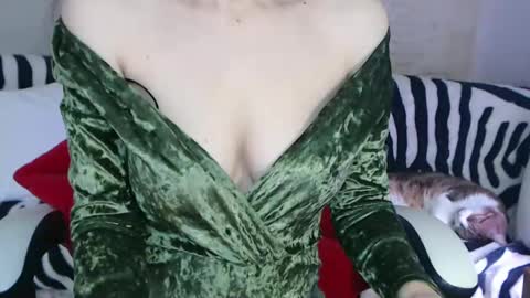 Snapshot of deessedivine chatting on January 1, 2025, 12:33 pm KamiDevi online show from January 1, 2025, 12:33 pm