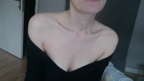 Snapshot of deessedivine chatting on October 19, 2025, 2:29 pm KamiDevi online show from October 19, 2025, 2:29 pm