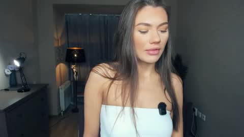 Snapshot of deidreluer chatting on May 10, 2026, 7:24 am Laura online show from May 10, 2026, 7:24 am