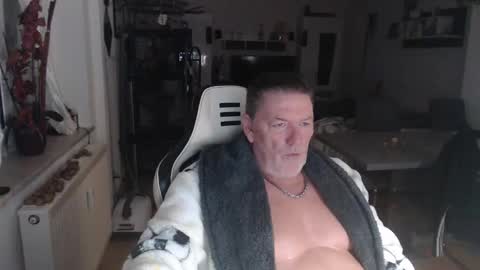 Snapshot of deinprinz2312 chatting on October 17, 2025, 4:04 am deinprinz2312 online show from October 17, 2025, 4:04 am