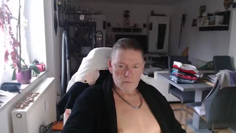 Snapshot of deinprinz2312 chatting on December 3, 2025, 7:49 am deinprinz2312 online show from December 3, 2025, 7:49 am