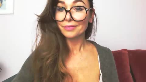 Snapshot of delilah_sweet chatting on October 1, 2025, 2:45 pm delilah_sweet online show from October 1, 2025, 2:45 pm