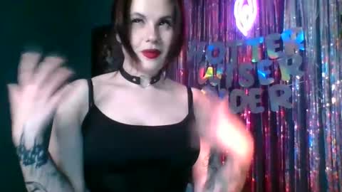 dellacrush_ online show from February 11, 2025, 3:18 pm