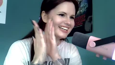 dellacrush_ online show from February 19, 2025, 1:50 pm