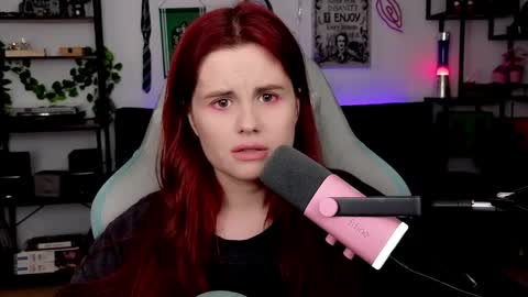 dellacrush_ online show from April 1, 2026, 6:05 pm