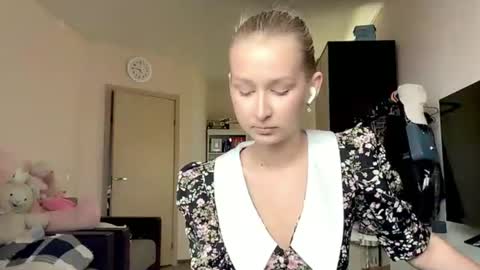 I am Lola hello world online show from July 25, 2026, 3:20 pm