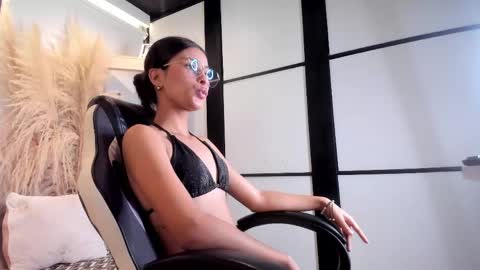 Demi online show from April 20, 2026, 4:37 am