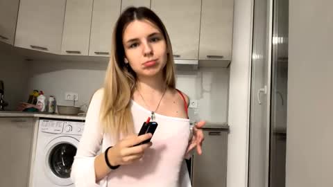 Snapshot of denniskibler chatting on September 14, 2025, 6:07 pm Denni online show from September 14, 2025, 6:07 pm