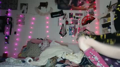 Snapshot of devilg1rl chatting on February 23, 2025, 12:48 pm poutyangel online show from February 23, 2025, 12:48 pm