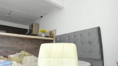 thumb up me please its important online show from October 9, 2025, 10:02 am