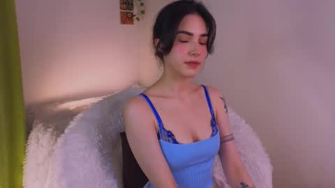 Snapshot of di_moon_ chatting on November 30, 2025, 2:43 pm Diana online show from November 30, 2025, 2:43 pm