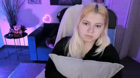 Snapshot of diaangell chatting on November 28, 2025, 9:06 pm Dia online show from November 28, 2025, 9:06 pm