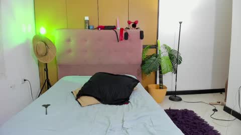 Snapshot of diabla_sexyboobs chatting on January 1, 2025, 2:09 am D I A B L A online show from January 1, 2025, 2:09 am