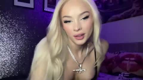 Snapshot of diamond_the_blonde chatting on December 1, 2025, 12:48 am Diamond online show from December 1, 2025, 12:48 am