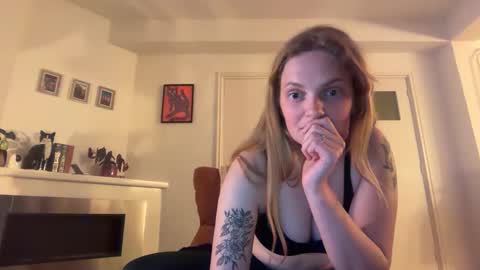 diamonddenisax online show from April 18, 2026, 7:51 pm