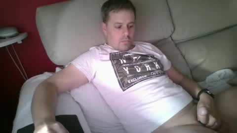 dili999 online show from October 6, 2025, 5:32 pm