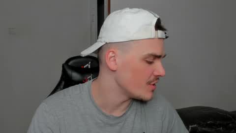 Snapshot of dinabite chatting on April 9, 2026, 7:52 pm Hot DIN online show from April 9, 2026, 7:52 pm