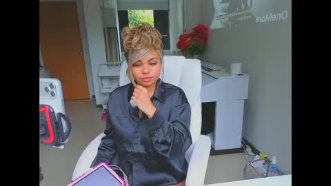 diosadeluniverso_ online show from April 16, 2026, 12:50 pm