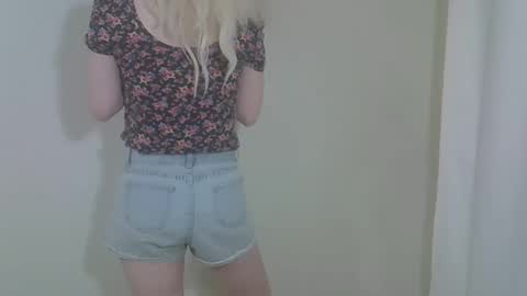 DitaMilton online show from September 15, 2025, 7:47 pm