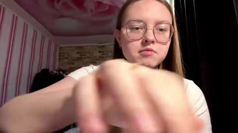 Lily online show from November 16, 2025, 1:39 pm