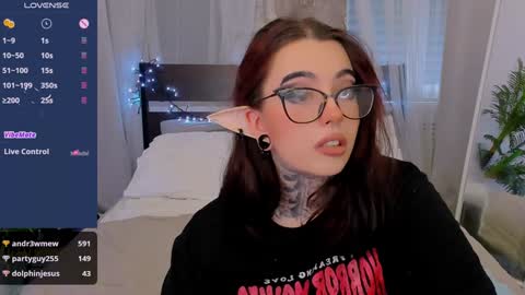 dixipixi_ online show from January 11, 2025, 8:43 am